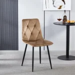 Jedilni stol MILA 2 velvet bež je odlična rešitev za kombiniranje v minimalističen ali industrijski stil prostora. Kombinacija sivega prešitega blaga s