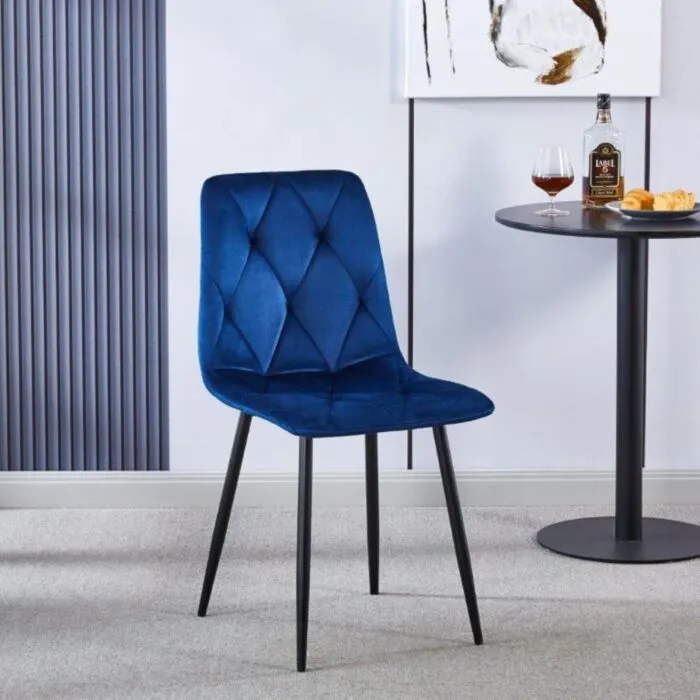 Jedilni stol MILA velvet modra Jedilni stol MILA velvet modra je odlična rešitev za kombiniranje v minimalističen ali industrijski stil prostora. Kombinacija sivega prešitega blaga s