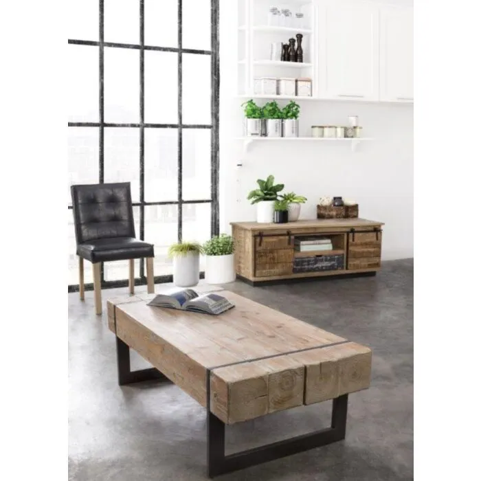 Klubska miza GARRETT 120X60 Klubska miza GARRETT je sestavljena iz kovinskih nog, mizna plošča je v videzu lesa. Dimenzije: širina: 120cm globina: 60cm višina: 40cm