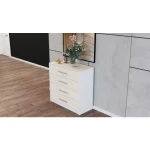 Komoda AMARELA 2 je narejena iz trpežne laminirane plošče debeline 16 mm. Robovi so ABS in ima moderne linije. Vsebuje 4 predale. Odlično se poda h ostalim