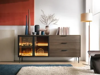 Komoda LUMPI ni le osupljiva temveč tudi praktična. Elegantna barva naredi kolekcijo brezčasno in elegantno. Steklo na frontah daje pohištvu presenetljiv