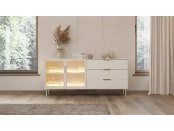 Komoda LUMPI 2 kašmir ni le osupljiva temveč tudi praktična. Elegantna barva naredi kolekcijo brezčasno in elegantno. Steklo na frontah daje pohištvu