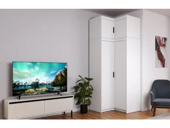Kotna garderobna omara CINDY 2 je klasičnega videza zato je primerna za vsak prostor. Omara je zelo prostorna saj ima zgoraj dodatno omarico, tako je skupna