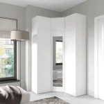 Kotna garderobna omara EMILI 3 je izvirna in stilska. Izdelana iz laminirane plošče. Na voljo v več barvah. Garderobna omara je opremljena z ogledalom.