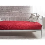 Masivna postelja TUB. Elegantnega videza za moderno spalnico. Kovinsko ogrodje. Dimenzija postelje je 90 x 200 cm. V ceno je vključen POSTELJNI POD. Barva: -