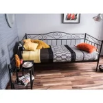 Masivna postelja TUB. Elegantnega videza za moderno spalnico. Kovinsko ogrodje. Dimenzija postelje je 90 x 200 cm. V ceno je vključen POSTELJNI POD. Barva: -