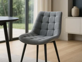 Kuhinjski stol TARIK siva tkanina je odlična rešitev za kombiniranje v minimalističen ali industrijski stil prostora. Kombinacija sivega prešitega blaga s