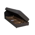 Postelja Jaka je klasična postelja primerna za otroške in mladinske sobe ali kot dodatno ležišče v vsakem prostoru. Postelja je dvižna, kar pomeni, da