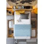 Mladinska spalnica KINDER je primerna za vsako mladinsko sobo, saj ima zanimivo geometrijo izdelkov s pridihom naravnega hrasta v kombinaciji temne ter svetle