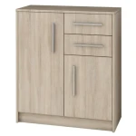 Omara RIS je univerzalen kos pohištva, ki se odlično prilega v različne prostore in je dobavljiva v priljubljeni barvi hrast sonoma. Narejena je iz