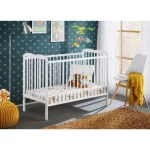 Otroška postelja CIK je moderna postelja primerna za otroške. Dobavljiva je v beli barvi. Izdelana je v EU. Dimenzije ležišča: 120 x 60 cm Dimenzije: - D: