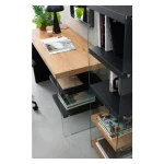 Pisalna miza LINE WOOD črna je dobavljiva v črno-rjavi barvi. Hrbet in desna stranica sta iz kaljenega stekla, debeline 10mm. Vrh, police in leva stran pa so