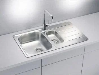 Inox pomivalno korito LN 70 je vgradno. Korito ima dve posodi, eno večjo in eno manjšo, ter odlagalno površino. Postavitev korita je univerzalna (levo ali