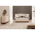 Elegantna in moderna spalnica DAŠA je narejena iz odličnih materialov v barvi beige. V ceno je vključen dvižni pod in dve elegantni nočni omarici. Ima ABS