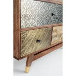 Predalnik 7C DHAVAL ima okvir iz lesa in MDF-ja. Ima jeklene ročaje. Material: - Les - MDF - Jekleni ročaji Barve: - Les - Mešane Dimenzije: širina: 110cm