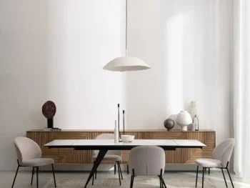 Raztegljiva jedilna miza BLAZAR dobavljiva v črno-beli kombinaciji. Miza je modernega ter elegantnega dizajna, ter praktična za uporabo saj je raztegljiva.