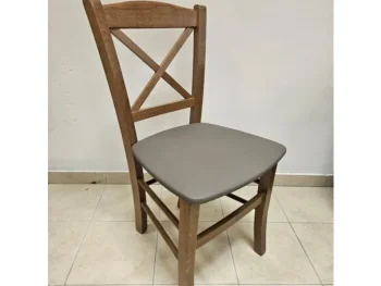Stol MARIO je izdelan iz kakovostnega masivnega lesa, ki zagotavlja stabilnost in trpežnost. Na voljo je v barvi hrast. Sedišče je na voljo v masiva hrast