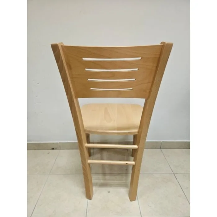 Stol MIHA Stol MIHA je izdelan iz kakovostnega masivnega lesa, ki zagotavlja stabilnost in trpežnost. Na voljo je v barvi bukev. Sedišče je na voljo v masiva bukev