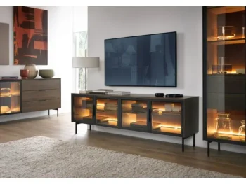 TV omarica LUMPI ni le osupljiva temveč tudi praktična. Elegantna barva naredi kolekcijo brezčasno in elegantno. Steklo na frontah daje pohištvu
