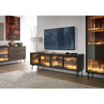 TV omarica LUMPI ni le osupljiva temveč tudi praktična. Elegantna barva naredi kolekcijo brezčasno in elegantno. Steklo na frontah daje pohištvu