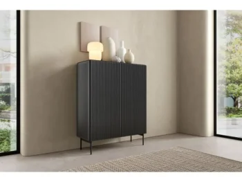 Visoka komoda MURI črna je zasnovana v preprostem, a elegantnem slogu. Klasična črna barva doda eleganco in modernost vsakemu prostoru. Ima črne kovinske