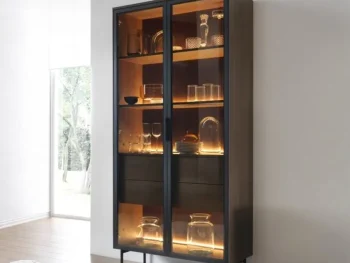 Visoka vitrina LUMPI ni le osupljiva temveč tudi praktična. Elegantna barva naredi kolekcijo brezčasno in elegantno. Steklo na frontah daje pohištvu