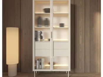 Visoka vitrina LUMPI kašmir, ni le osupljiva temveč tudi praktična. Elegantna barva naredi kolekcijo brezčasno in elegantno. Steklo na frontah daje