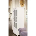 Vitrina BLANC 1A-1C H114, je eleganten in funkcionalen kos pohištva, primeren za različne prostore v domu. Izdelana je iz kakovostnega MDF-ja, kar zagotavlja