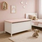 Zaboj za shranjevanje BELLA je zelo praktična. Lahko se ga uporabi kot mizico ali pa za shranjevanje stvari. Zaradi svoje nežne barve je primeren za vsako