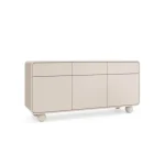 Komoda ALBI 160 je elegantna in sodobna. Narejena je iz visokokakovostnih materialov. Zaradi svoje oblike in trpežnih nogic zagotavlja dodatno stabilnost.
