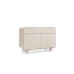 Komoda ALBI mini je elegantna in sodobna. Narejena je iz visokokakovostnih materialov. Zaradi svoje oblike in trpežnih nogic zagotavlja dodatno stabilnost.