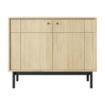 Komoda JAPONI 104 hrast je elegantna in preprosta. Odlično se poda v vsak dnevni prostor. Narejena je iz visokokakovostnih materialov, kar zagotavlja trdnost