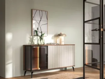 Komoda VILMA je sodobna in elegantna. Narejena je iz kakovostnega MDF-ja in visokokakovostnega stekla. Zaradi svoje oblike in visokokakovostnih materialov je