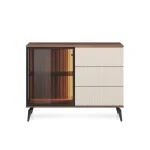 Komoda VILMA MINI je sodobna in elegantna. Narejena je iz kakovostnega MDF-ja in visokokakovostnega stekla. Zaradi svoje oblike in visokokakovostnih materialov