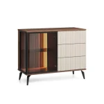Komoda VILMA MINI je sodobna in elegantna. Narejena je iz kakovostnega MDF-ja in visokokakovostnega stekla. Zaradi svoje oblike in visokokakovostnih materialov