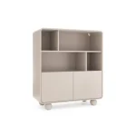 Regal ALBI je eleganten in sodoben. Narejen je iz visokokakovostnih materialov. Zaradi svoje oblike in trpežnih nogic zagotavlja dodatno stabilnost. Okrogle