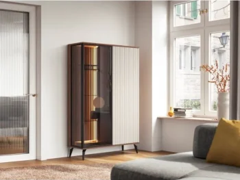 Vitrina VILMA je sodobna in elegantna. Narejena je iz kakovostnega MDF-ja in visokokakovostnega stekla. Zaradi svoje oblike in visokokakovostnih materialov je