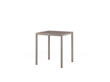 Vrtna miza PIAVE 70. Vrtna klubska mizica Piave, s strukturo regenerirane smole z visoko vsebnostjo recikliranih materialov. Vrtno pohištvo je izdelano iz