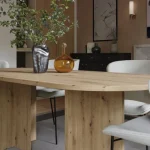 Jedilna miza LOLEJA je elegantna in funkcionalna. Narejena je iz laminirane plošče debeline 28 mm v različnih barvah. Njene elegantne noge zagotavljajo