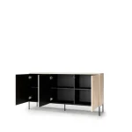 Komoda ORHIDEJA 2 je elegantna in kakovostna. Je v kombinaciji hrasta in črne barve. Narejena je iz kakovostne laminirane plošče. Ima dvojna praktična