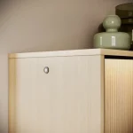 Komoda ORHIDEJA 4 je elegantna in kakovostna. Je v kombinaciji hrasta in črne barve. Narejena je iz kakovostne laminirane plošče. Ima dvojna praktična
