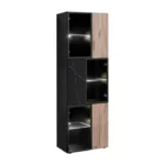 Dnevni regal KARAMELA 2 je prefinjenega videza. Regal ima stenski panel z elegantnim videzom, v kombinaciji črnega marmorja ter lamel v hrast barvi. Tv