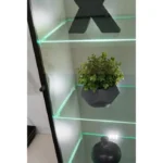 Dnevni regal LUMINA 2 je prefinjenega videza. Regal ima stenski panel z elegantnim videzom belega marmorja. Tv omarica ima dva prostora za shranjevanje.