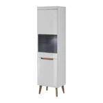 Elegantna dnevna soba s stilom skandinavskega sloga. Dobavljiva je v bela mat/bela visoki sijaj. Hrastove lesene noge, ABS robovi, vrata(ličnice) so MDF.