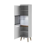 Elegantna dnevna soba s stilom skandinavskega sloga. Dobavljiva je v bela mat/bela visoki sijaj. Hrastove lesene noge, ABS robovi, vrata(ličnice) so MDF.