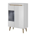 Elegantna dnevna soba s stilom skandinavskega sloga. Dobavljiva je v bela mat/bela visoki sijaj. Hrastove lesene noge, ABS robovi, vrata(ličnice) so MDF.