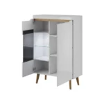 Elegantna dnevna soba s stilom skandinavskega sloga. Dobavljiva je v bela mat/bela visoki sijaj. Hrastove lesene noge, ABS robovi, vrata(ličnice) so MDF.