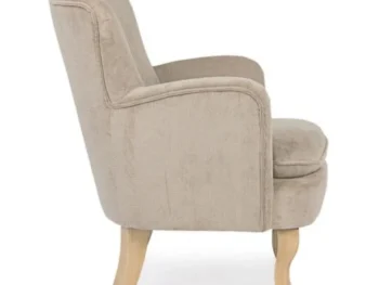 Fotelj CHENILLE bež, konstrukcija iz borovega lesa in vezanih plošč zagotavlja trdnost ter dolgo življenjsko dobo. Elegantne noge iz lesa rubberwood