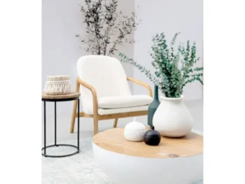 Fotelj ELAIDE bež, moderen in elegantno oblikovan fotelj z robustno konstrukcijo iz lesa rubberwood. Sedišče je iz borovega in vezanega lesa, kar zagotavlja