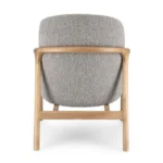 Fotelj ELAIDE siva, moderen in elegantno oblikovan fotelj z robustno konstrukcijo iz lesa rubberwood. Sedišče je iz borovega in vezanega lesa, kar zagotavlja